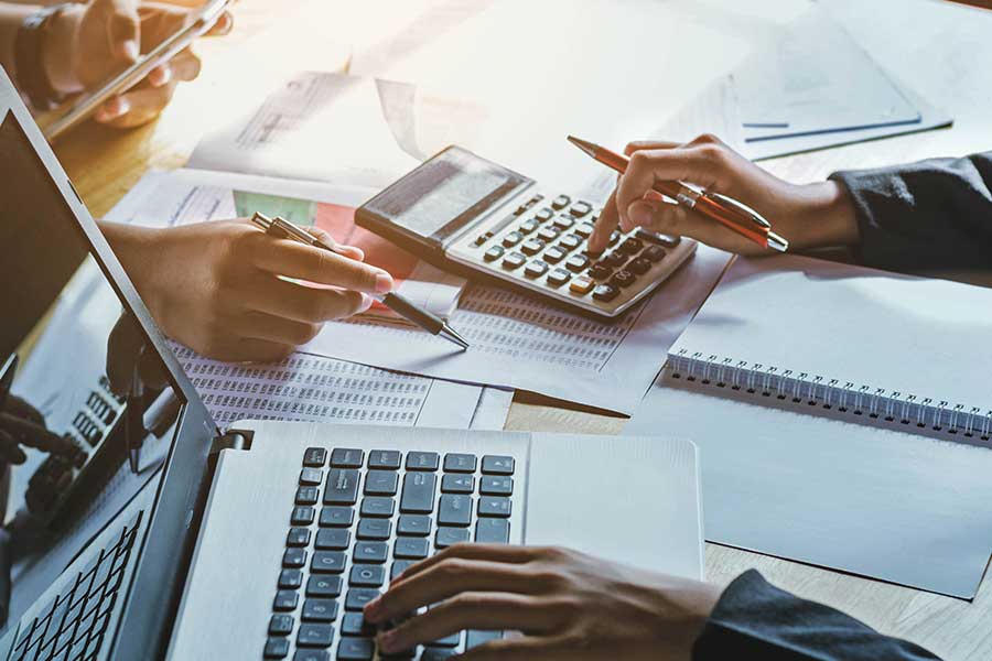 Equipo de profesionales de impuestos